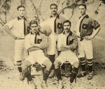 A poderosa linha avançada do Sporting, constituída pelos Catataus, pelos irmãos Stromp e pelo Capitão João Bentes