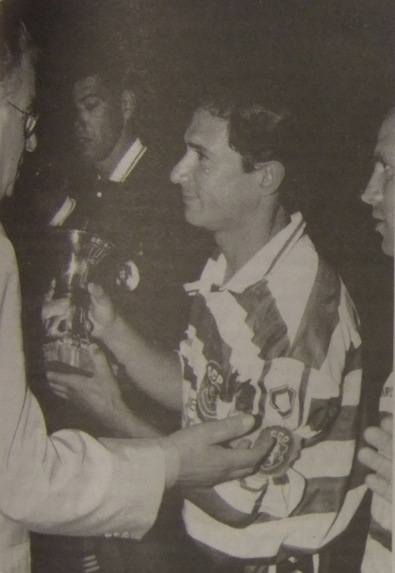 SCP Futsal Campeonato Nacional de Futsal 1994-95 Paulo Mendes recebe Troféu.jpg