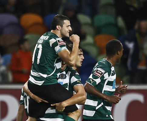 Ficheiro:2010-11-13 - Liga ZON Sagres - 10ª Jornada - SPORTING 2-3 Vit. Guimarães - Festejo 2º golo da autoria de Vukcevic de canto directo 2.jpg