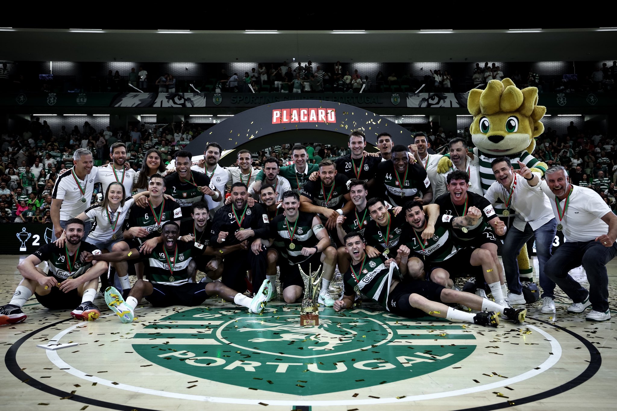 SCP Bicampeões de Andebol 2025 - troféu.jpg