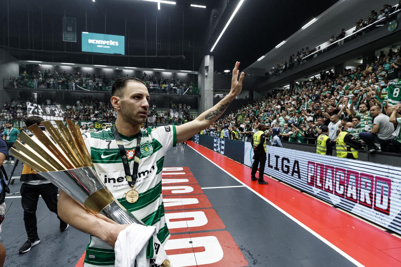 A despedida perante um Pavilhão João Roca repleto