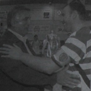 SCP Futsal Supertaça de Futsal 2004-05 SCP Zézito recebe Troféu.jpg