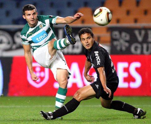 Ficheiro:2010-11-13 - Liga ZON Sagres - 11ª Jornada - Académica 1-2 SPORTING - Vukcevic num remate perígoso.jpg