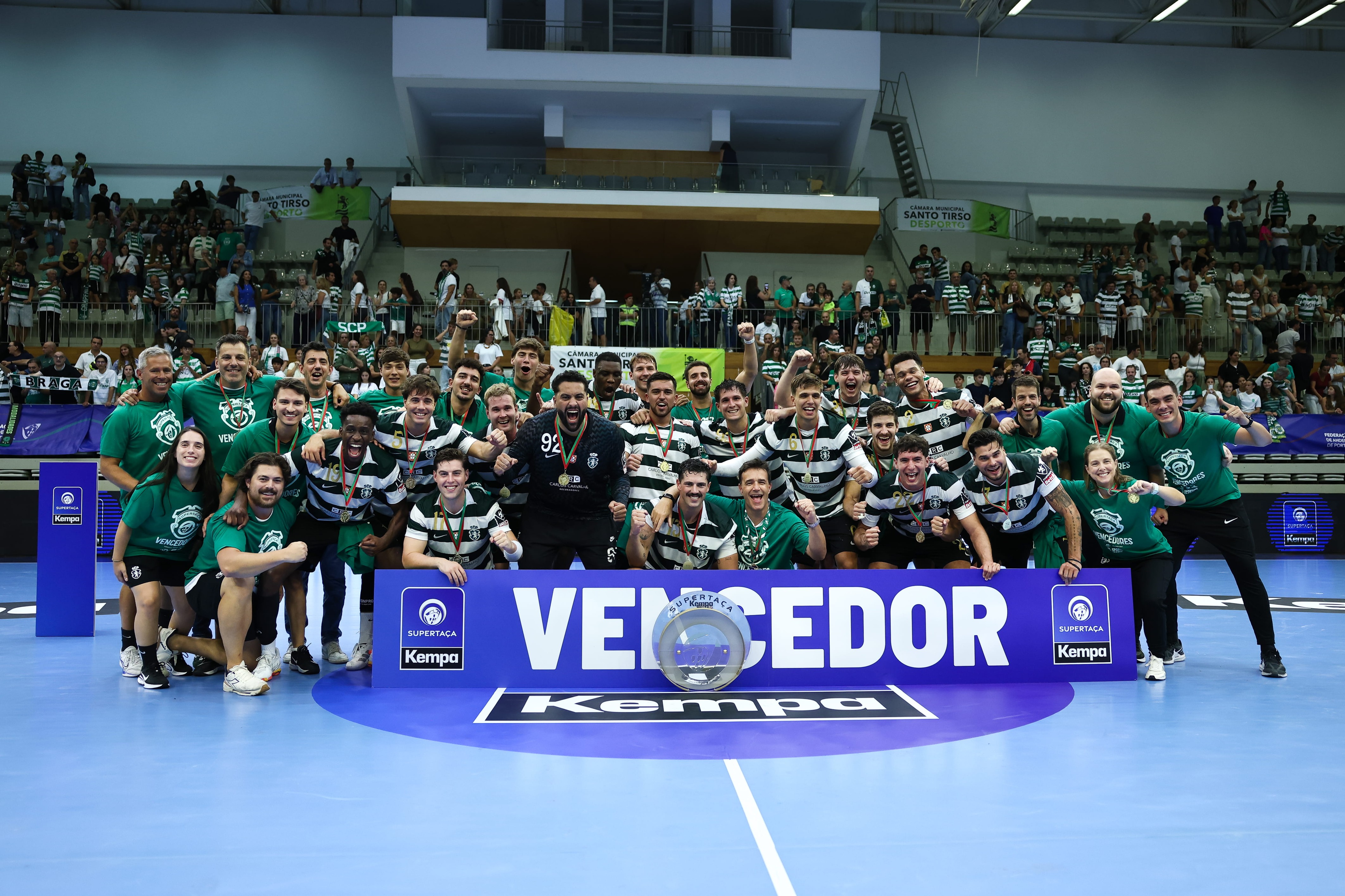 SCP Andebol - Supertaça 2026 - Troféu e Equipa.jpg