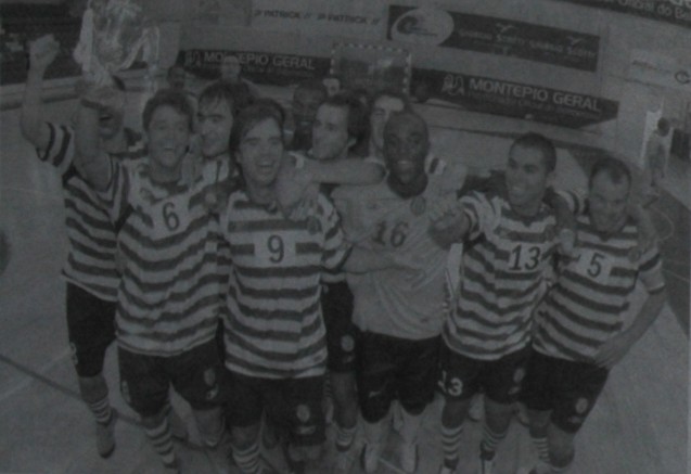 SCP Futsal Supertaça de Futsal 2004-05 Festa com o Troféu.jpg