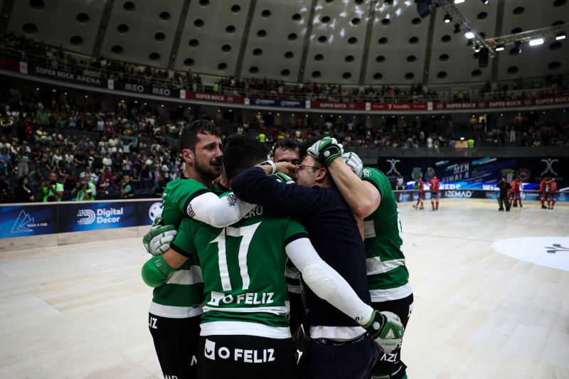 Ficheiro:O Abraço dos Campeões.jpg