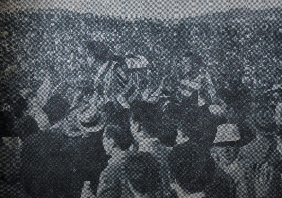 Os jogadores do Sporting levados em ombros