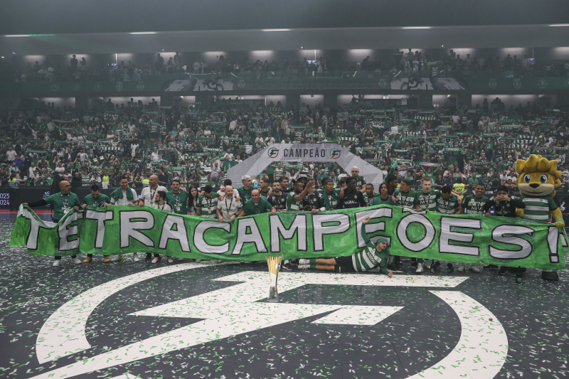 Ficheiro:Tetracampeões 2024 foto de família.jpg