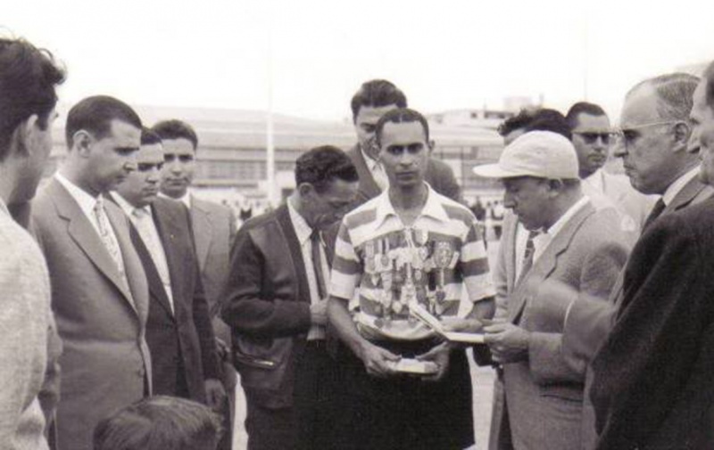 Ficheiro:HomenagemPavaoSCLobito.jpg