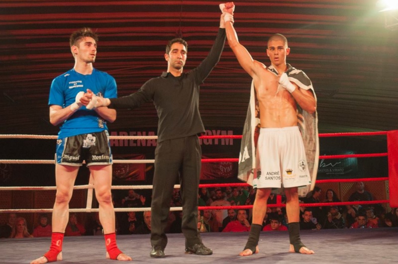 Ficheiro:André-Santos-2016-Kickboxing-combate.jpg