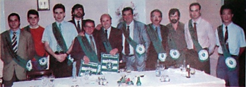 Campeões com as faixas.